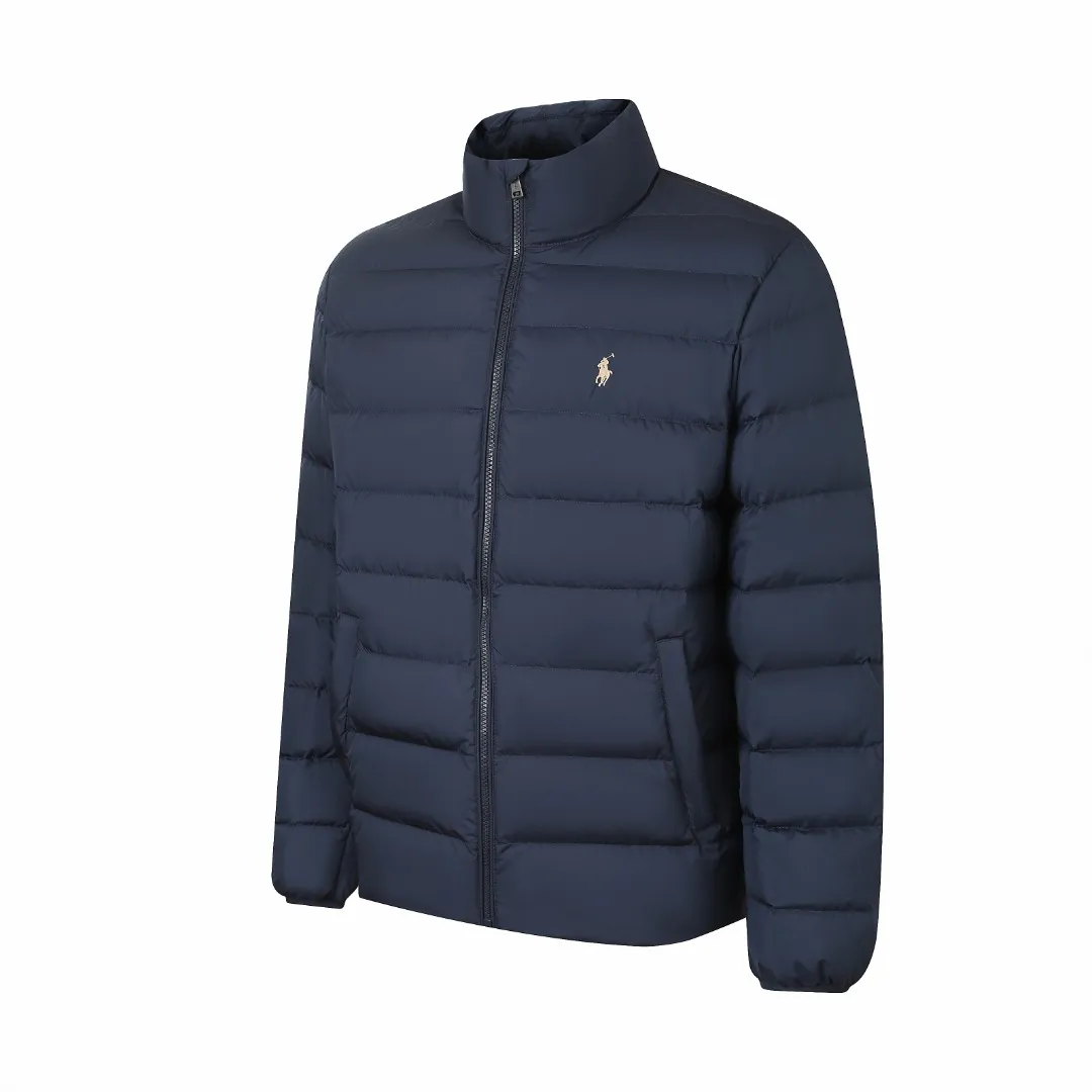 P890 Ralph Lauren Lightweight Down Jacket] Nylon fabric has good windproof and waterproof properties, which can effectively block the intrusion of wind and rain from the outside and keep the inside dry, suitable for wearing in humid or rainy environments.  The red label on the chest is made with an imported MECLO embroidery machine. The original pattern is scanned first, and then high-quality silk thread is used to make a pattern. The density effect is adjusted by continuous pattern making.  Exquisite details: the zipper design is simple and elegant, easy to operate; the closing design of the cuffs and hem effectively prevents the intrusion of cold wind, improving the warmth and comfort of wearing.  High-quality filling: 90 white duck down is selected, with a weight of 260g, ensuring excellent thermal insulation performance. After strict screening and processing, the velvet is not easy to drill, ensuring durability. The hangtags, wash marks, air holes, and four-button buttons are all customized from the original one-to-one mold.    Size: S M L